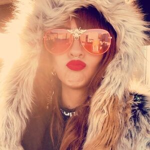 Meet your Posher, Elizabeth